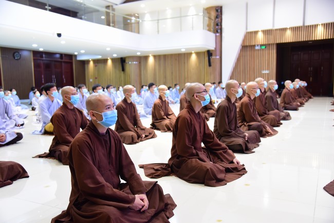 Taking comments to complete recording visual images in the rain season retreat